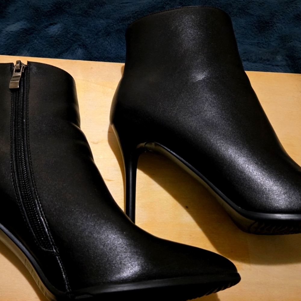 Ankle Zip Boots Size 8 Nonslip Brand New. Perfect Boot for dress or Jeans.